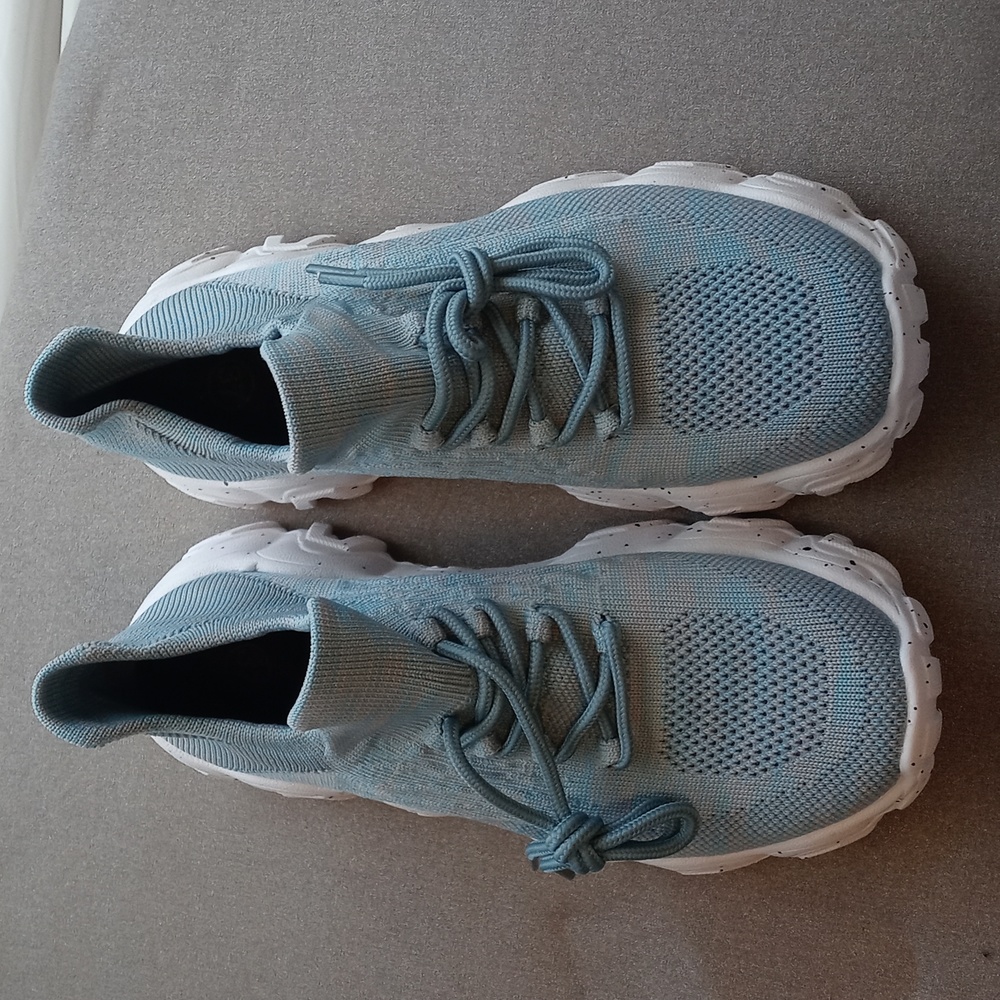 Sneakers size 7